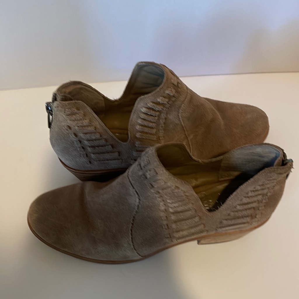 Vince Camuto Booties 6 1/2 Very Cute